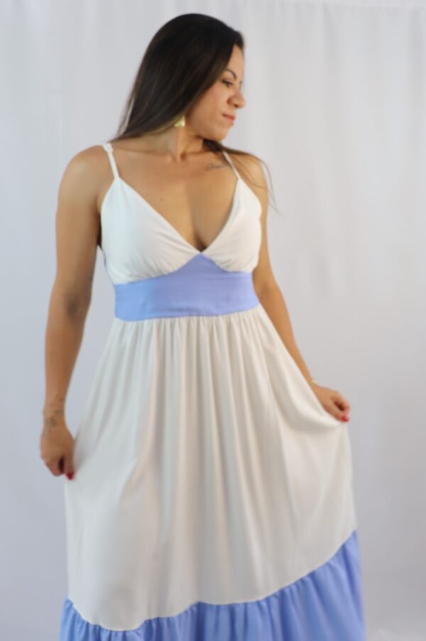 vestido branco com detalhe azul em alfaiataria sensorial