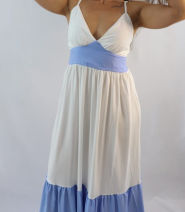 vestido branco com detalhe azul alfaiataria